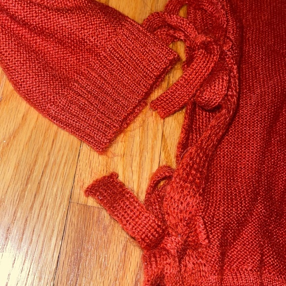 Beautiful red knit sweater with bow ties - Picture 2 of 3